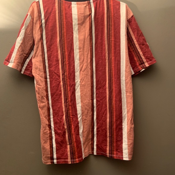 GUESS Los Angeles Embroidered Design T-Shirt - Picture 4 of 4